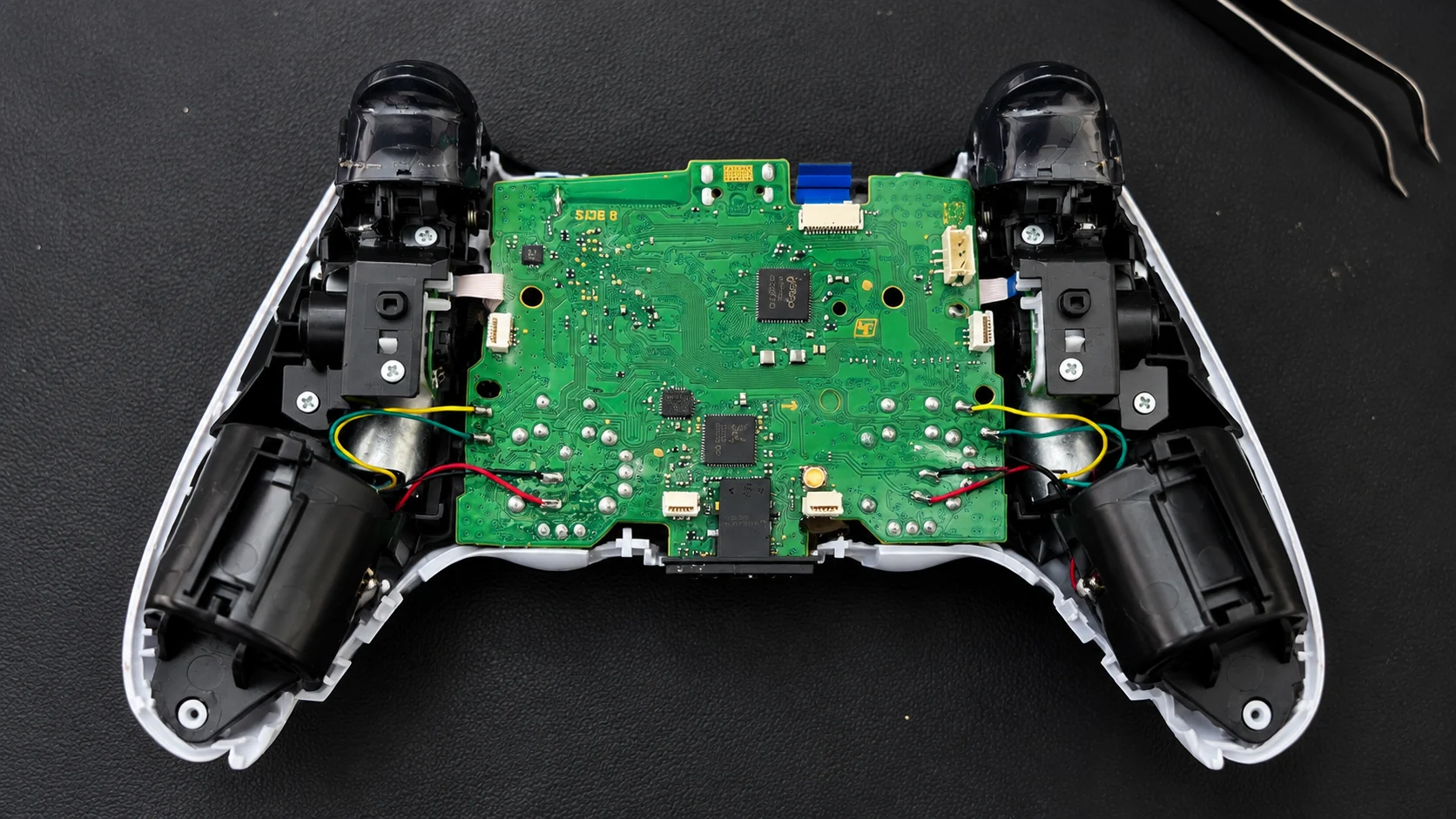 Scheda di un controller smontato per la verifica